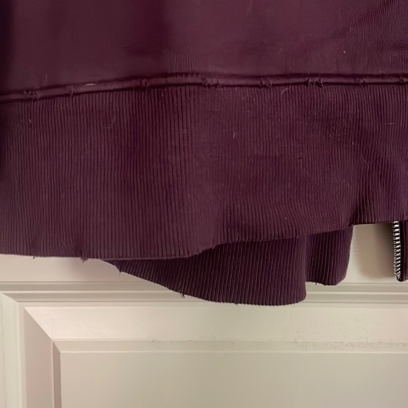 Joe’s Collection Burgundy Distressed Sweatshirt with Back Zipper Size M - Picture 5 of 5